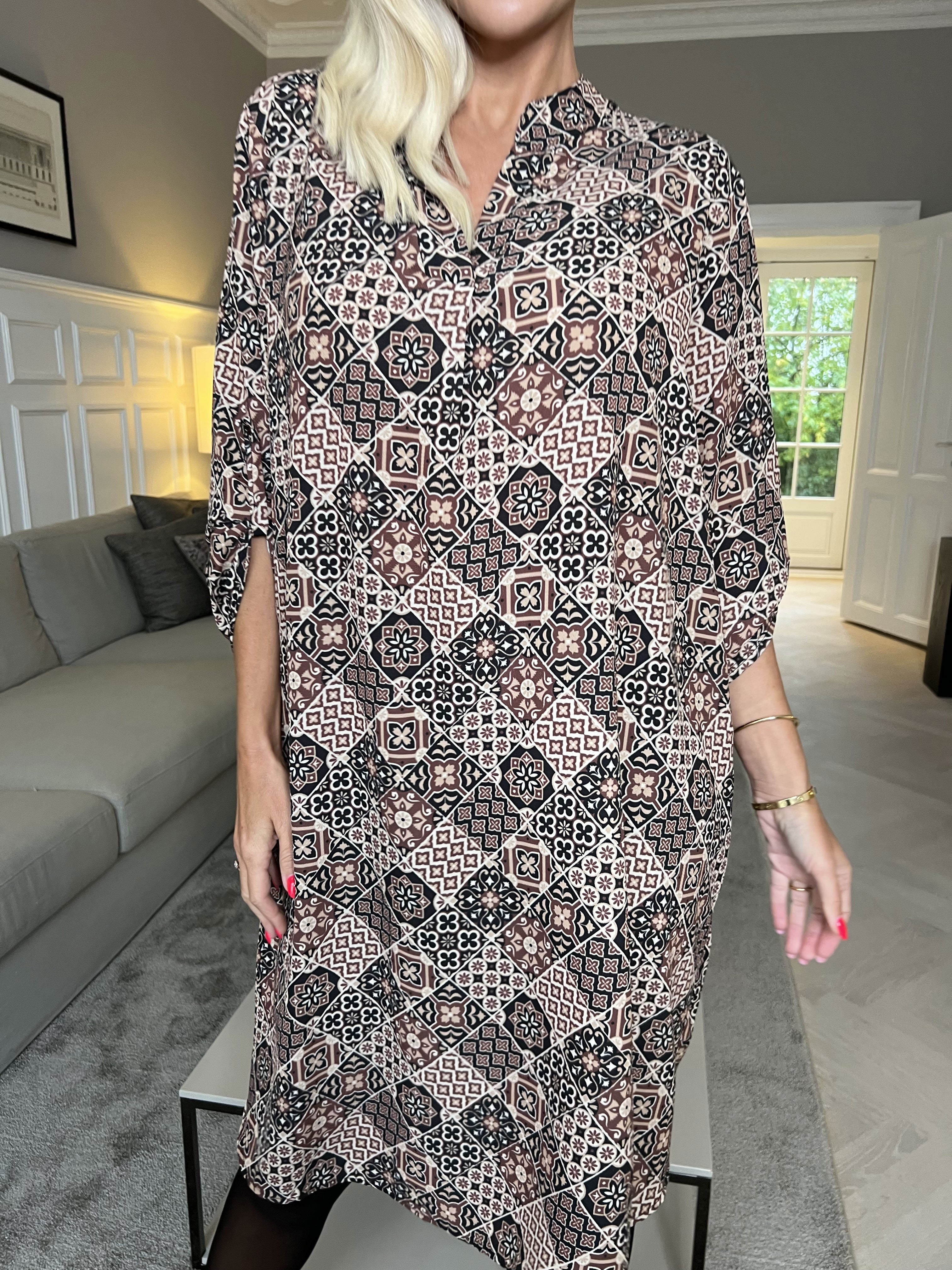 Vanesa Mosaic Long - Let og luftig mønstret kjole